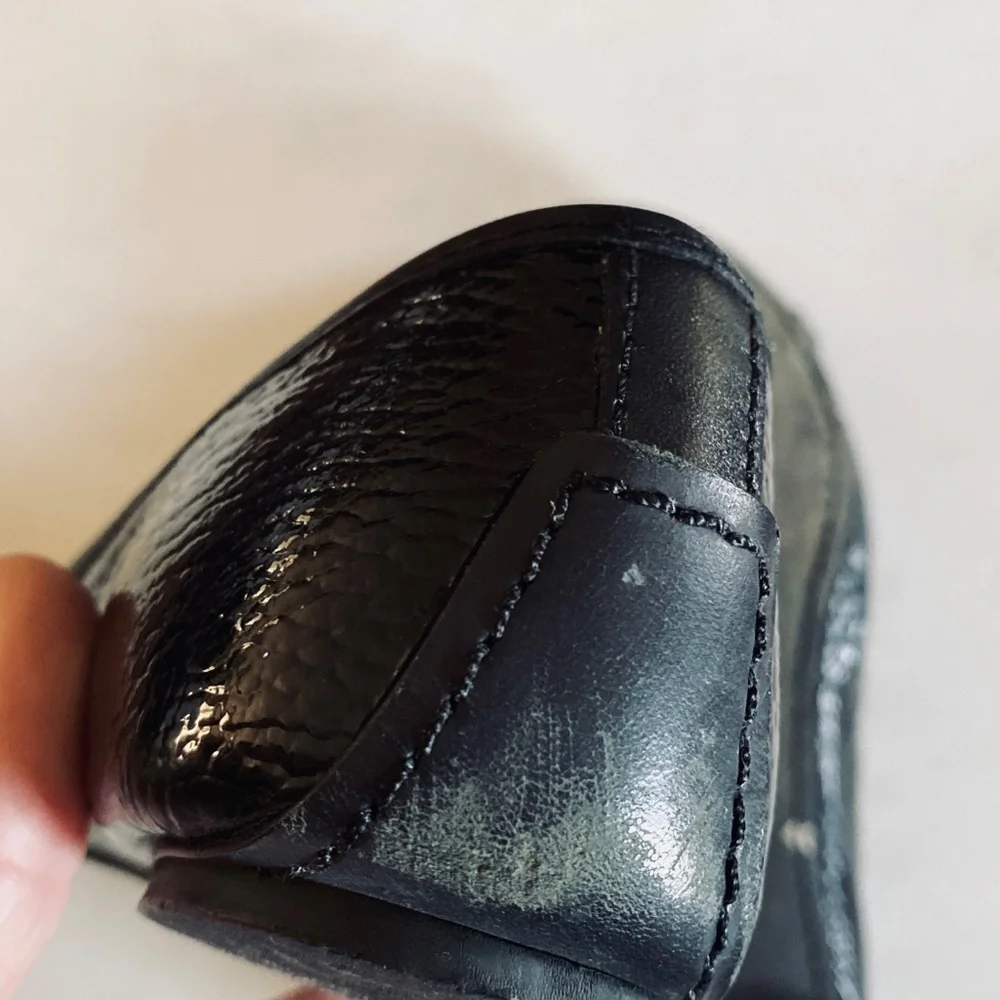 Black/Gold Tumbled Patent Tory Burch ballet flats in very good condition size 8. - Picture 5 of 7